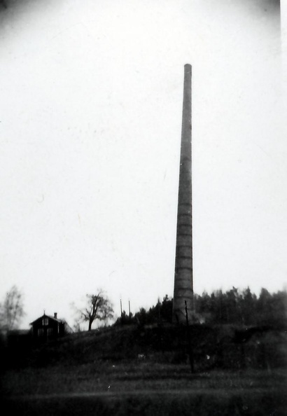 Fällningen av skorstenen 1939, observera röken vid basen.